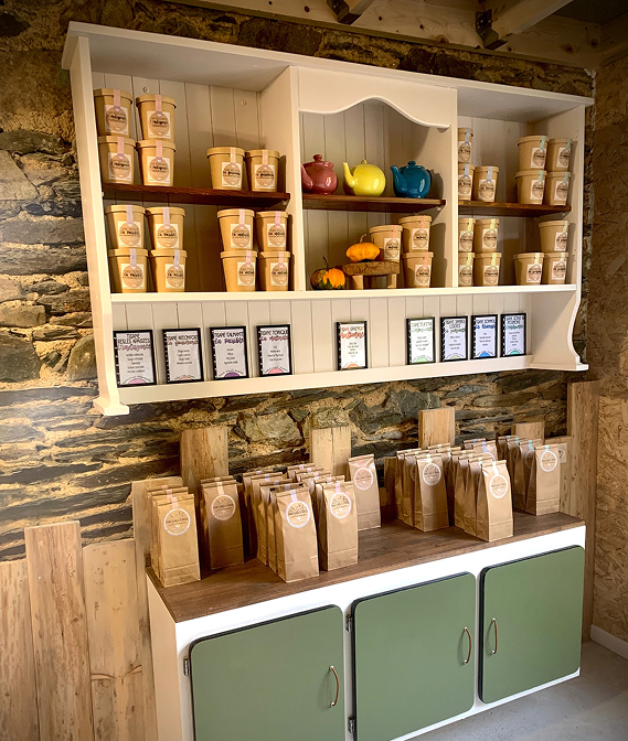 Produits emballés de Lucette et Camomilles rangés dans une armoire dans la boutique