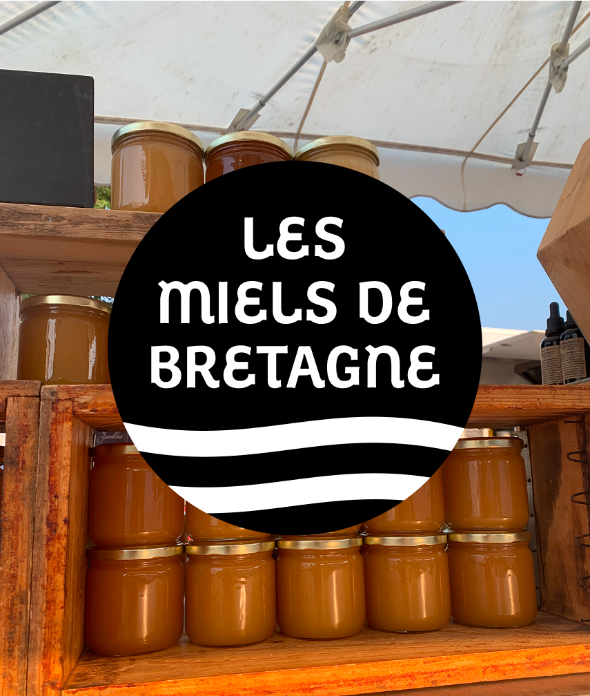Logo des miels de Bretagne avec une image de pots de miels en arrière plan